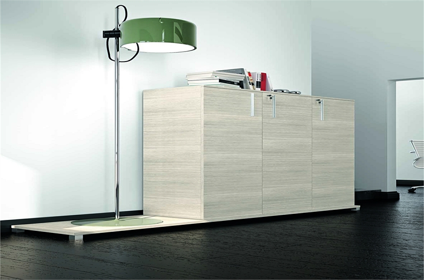 Mobile basso portadocumenti ante battenti in rovere con serratura cm. 135x45,6 h76,8 - AM 30